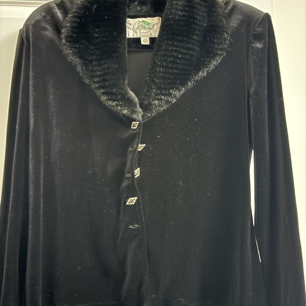 Chic Black Velvet Blazer with Faux Fur Trim